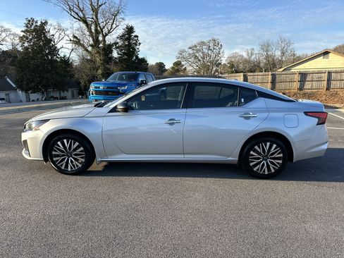 Used 2024 Nissan Altima 2.5 SV image 9