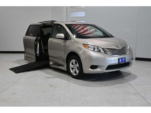 Used 2015 Toyota Sienna LE FWD image 2