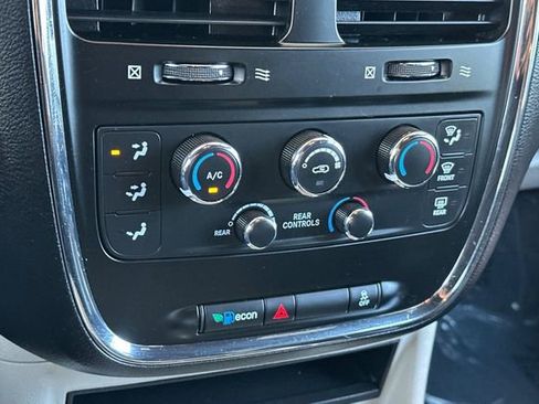 Used 2019 Dodge Grand Caravan SXT FWD image 18