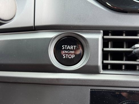 Used 2025 Nissan Pathfinder S FWD image 21