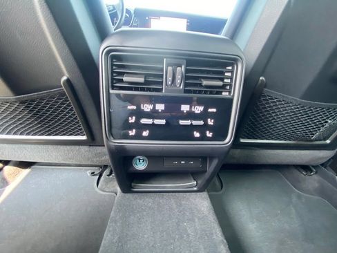 Used 2024 Porsche Cayenne AWD/4WD image 24