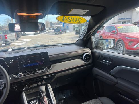 Certified 2024 Chevrolet Colorado Z71 w/ LPO, Dark Essentials Package image 35