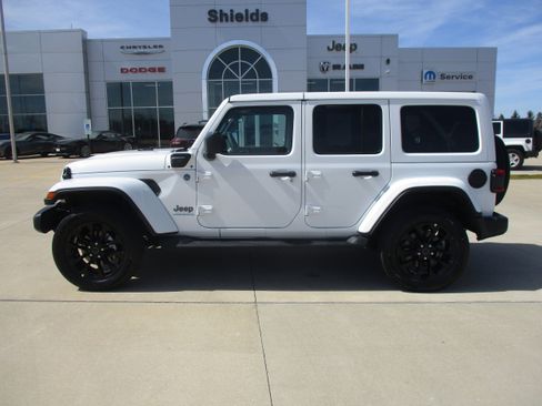 Used 2025 Jeep Wrangler Unlimited Sahara AWD/4WD image 3