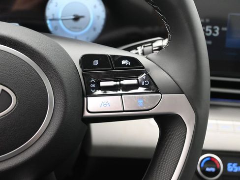 Used 2025 Hyundai Elantra Limited image 13