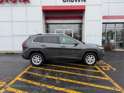 Used 2017 Jeep Cherokee Latitude w/ Cold Weather Group image 4