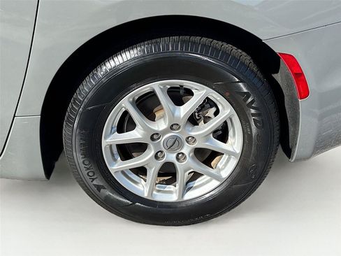 Used 2023 Chrysler Pacifica Touring-L FWD image 31