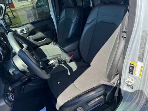 Used 2023 Jeep Gladiator Sport image 4