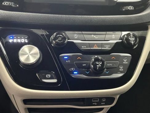 Used 2020 Chrysler Pacifica Touring-L FWD image 28