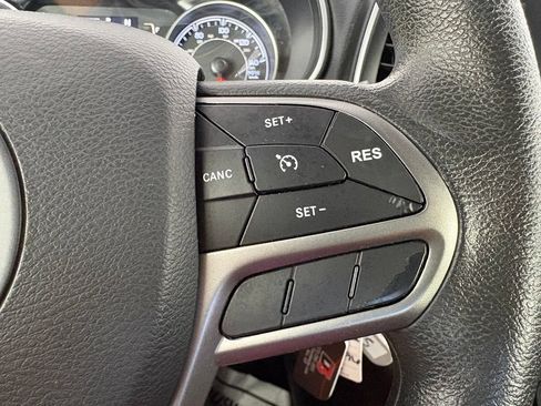 Used 2020 Jeep Cherokee Latitude FWD image 17