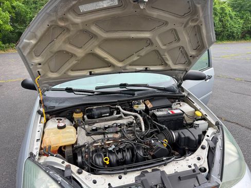 Used 2004 Ford Focus ZX5 Hatchback FWD image 8