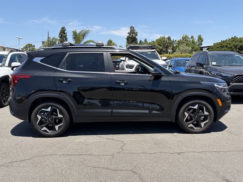 Used 2025 Kia Seltos EX w/ EX Sunroof Package FWD image 2