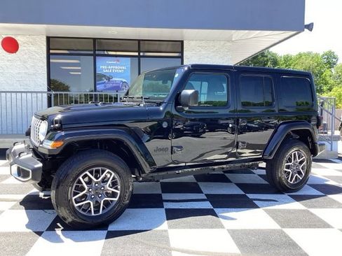 Used 2025 Jeep Wrangler Unlimited Sahara AWD/4WD image 2