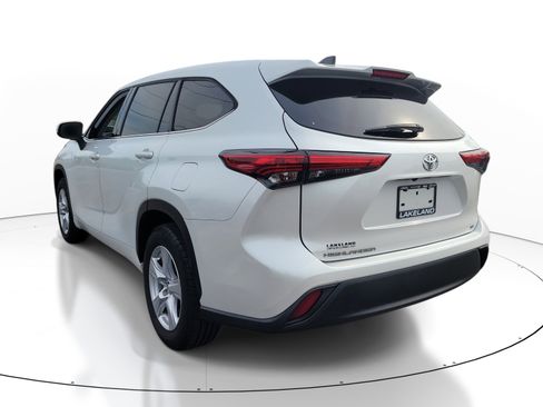Used 2022 Toyota Highlander LE FWD image 6