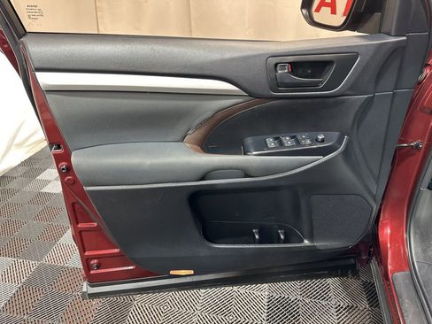 Used 2016 Toyota Highlander LE image 23