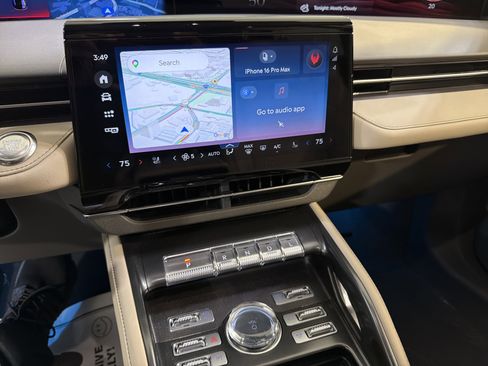 Used 2025 Lincoln Nautilus Premier image 17