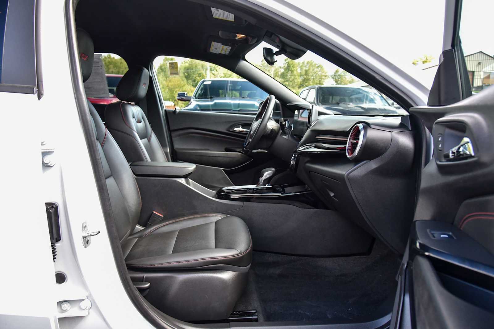 Used 2025 Chevrolet Trax RS FWD image 9