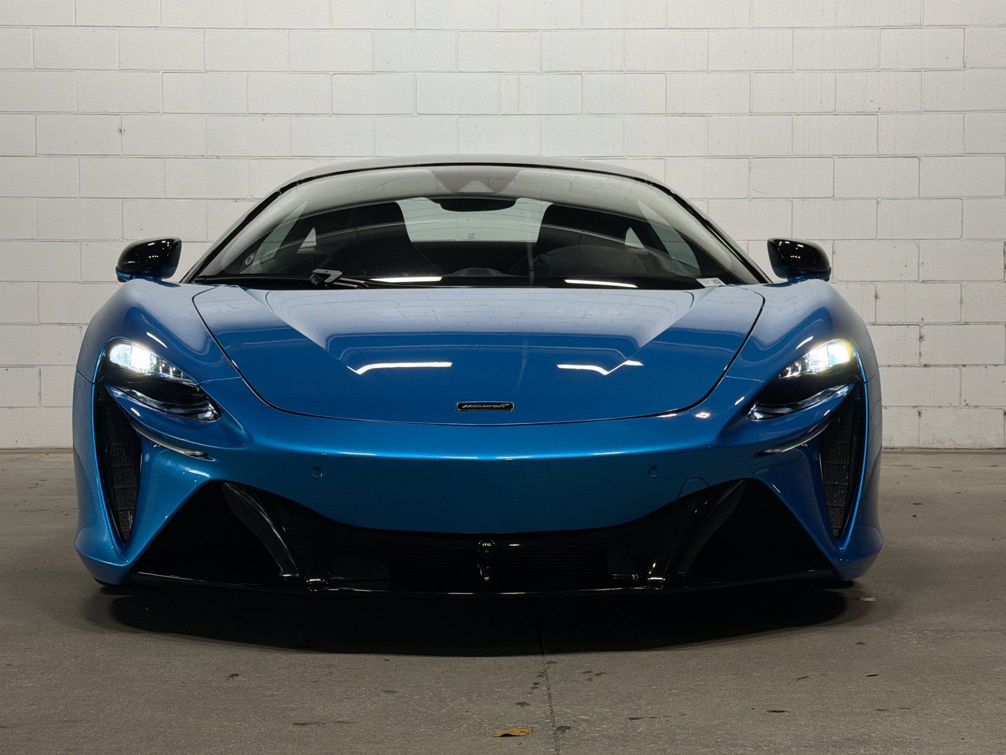 Used 2023 McLaren Artura RWD image 9
