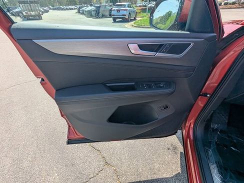 Used 2024 Volkswagen Atlas Cross Sport SE w/ Panoramic Sunroof Package FWD image 18