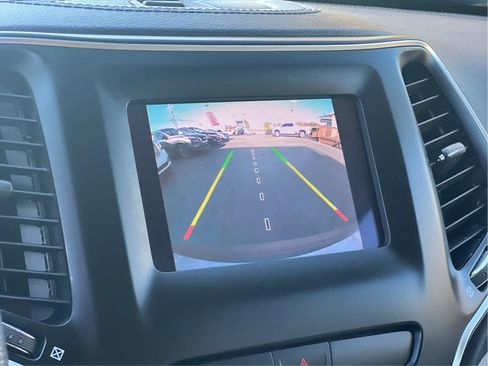 Used 2019 Jeep Cherokee Latitude w/ Popular Appearance Group image 5