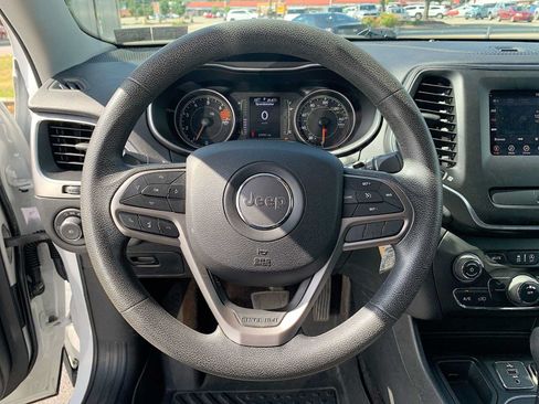 Used 2019 Jeep Cherokee Latitude w/ Popular Appearance Group FWD image 11