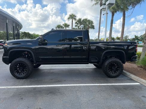 Used 2024 Chevrolet Silverado 2500 High Country w/ High Country Premium Package AWD/4WD image 2