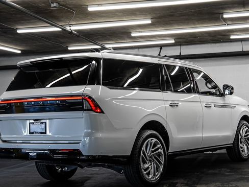 Used 2025 Lincoln Navigator Reserve AWD/4WD image 5