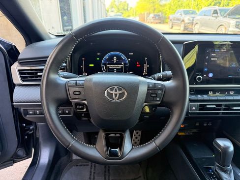 Used 2025 Toyota Camry SE FWD image 11