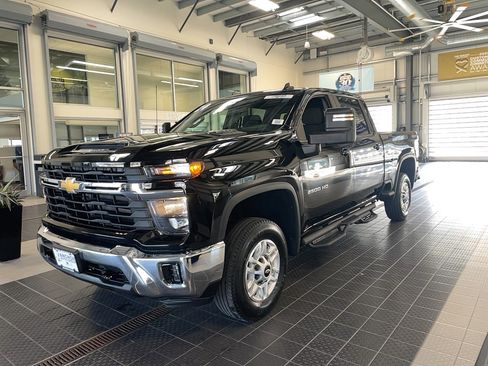 Used 2024 Chevrolet Silverado 2500 LT w/ Convenience Package image 3
