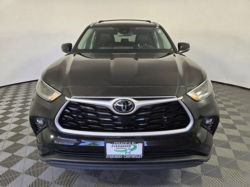 Used 2022 Toyota Highlander XLE AWD/4WD image 2