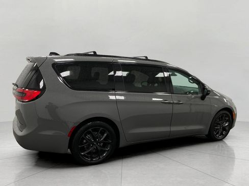 Used 2025 Chrysler Pacifica Limited FWD image 3