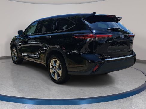 Used 2020 Toyota Highlander LE FWD image 7