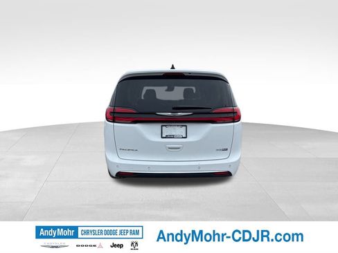 Used 2023 Chrysler Pacifica Touring-L FWD image 6
