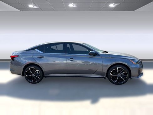 Used 2025 Nissan Altima 2.5 SR AWD/4WD image 8