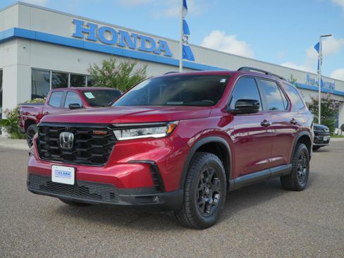 Used 2025 Honda Pilot TrailSport image 1