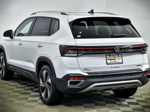 Certified 2025 Volkswagen Taos SE w/ Panoramic Sunroof Package image 4