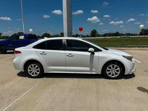 Used 2023 Toyota Corolla LE FWD image 2