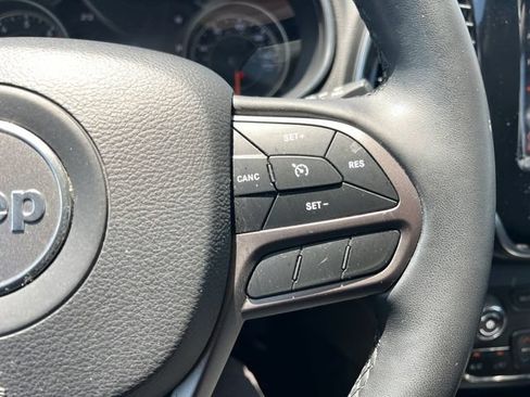 Used 2019 Jeep Cherokee Limited FWD image 11