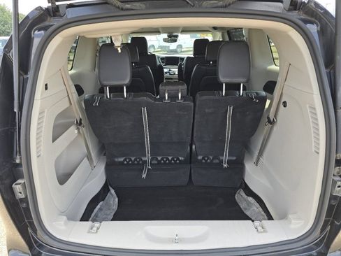 Used 2023 Chrysler Pacifica Touring-L FWD image 19