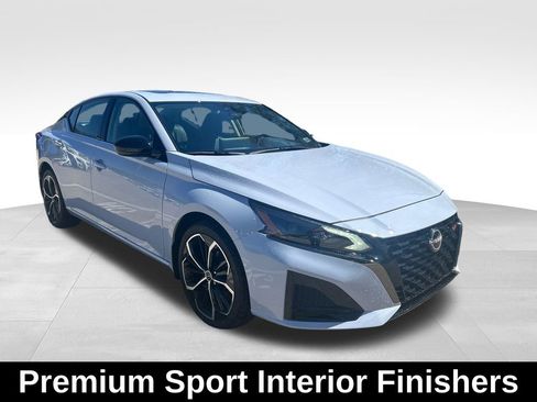 Used 2023 Nissan Altima 2.5 SR w/ SR Premium Package image 8
