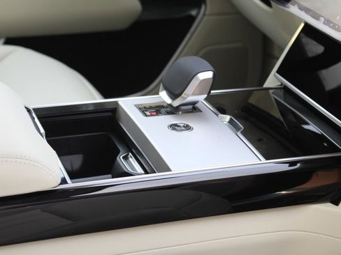 New 2026 Land Rover Range Rover Long Wheelbase SE image 21