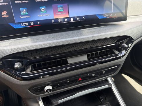 Certified 2025 BMW 430i Convertible RWD image 28