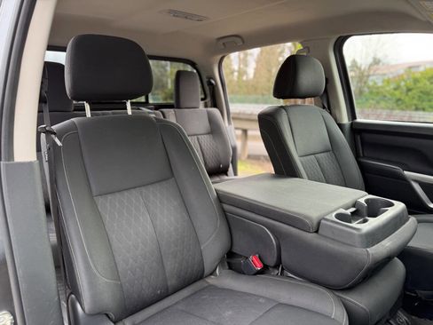 Used 2018 Nissan Titan SV image 5