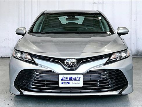Used 2018 Toyota Camry LE FWD image 2