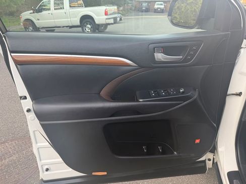 Used 2019 Toyota Highlander Limited Platinum image 12