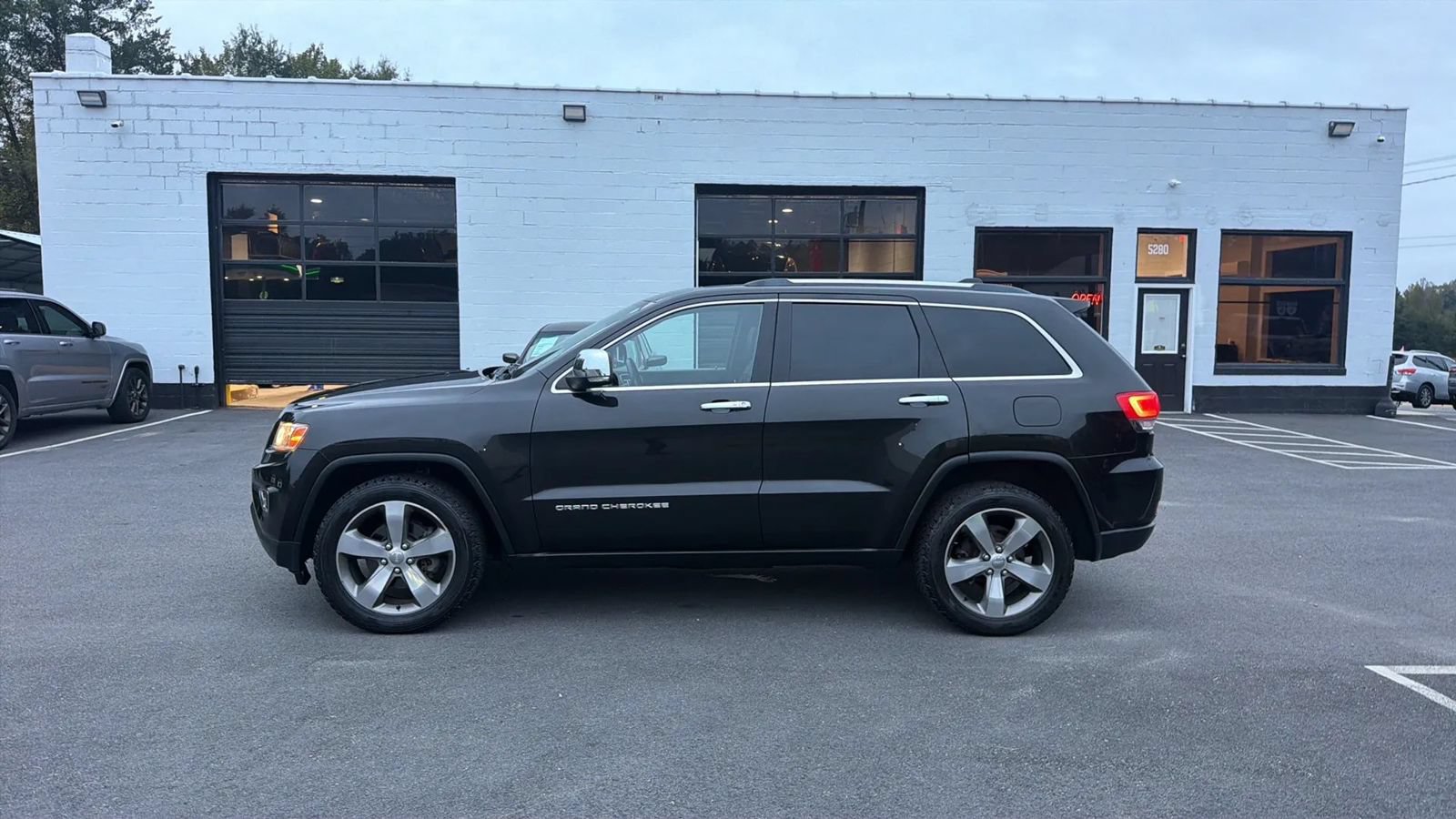 Used 2014 Jeep Grand Cherokee Limited AWD/4WD image 4