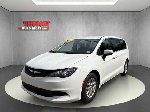 Used 2023 Chrysler Voyager LX FWD image 3