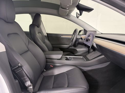 Used 2023 Tesla Model Y Performance image 10