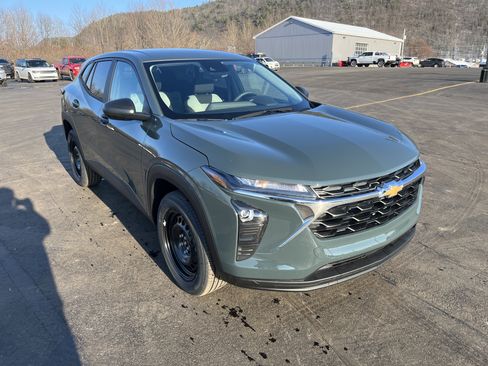 New 2026 Chevrolet Trax LS image 2