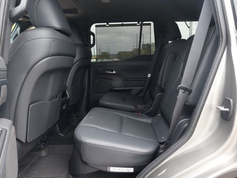 Used 2024 Lexus GX 550 w/ Accessory Package (2T) AWD/4WD image 15