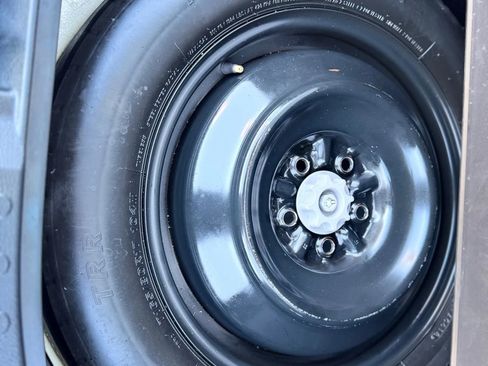 Used 2018 Toyota RAV4 LE image 31